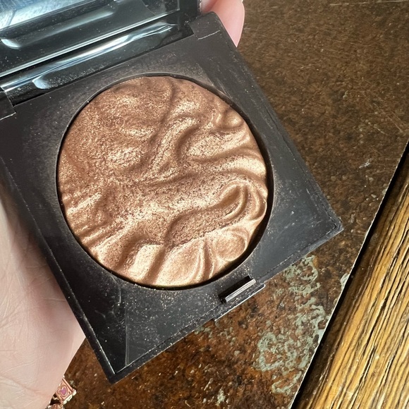 Laura mercier face illuminator. Color: seduction. Used few time - Picture 3 of 3